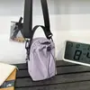 A bolsa para garrafa de água de cor sólida popular deste ano é adequada tanto para homens quanto para mulheres, ideal para lazer ao ar livre, ultraleve, resistente à água, pequena bolsa portátil, bolsa versátil para celular