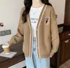 Cárdigan de punto bordado nuevo de otoño e invierno japonés y coreano con diseño de parche de oso, top suelto versátil, suéter abrigo para mujer