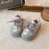 Tênis Esportivo Infantil 2026 Primavera e Outono Novo Estilo Sapatos Leves Respiráveis de Malha para Meninas Sapatos Casuais Versáteis para Meninas
