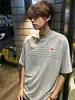 Camiseta Retro Americana Bordada con Retazos Plisados de Manga Corta, Unisex, Corte Holgado, Algodón Puro de Peso Pesado, Top de Marca de Moda para Parejas
