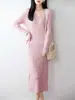 Nueva colección de otoño e invierno: Vestido de punto de manga larga con cuello en V de lana pura, con textura acanalada, corte ajustado, silueta favorecedora, versátil y hasta la rodilla.