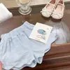 ¡Pequeño Pastel Cremoso! Conjunto de Verano Favorito para Niñas con Elaborada Blusa de Encaje Francés y Shorts