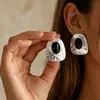 Pendientes de Metal Martillado con Piedras Preciosas de Resina Estilo Parisino Francés Transfronterizos Más Vendidos Retro, Pendientes Simples y Lujosos de Gama Alta