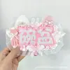 Etiquetas de Animación de Doble Carácter Cp Set de 28 Piezas DIY Hecho a Mano Creativo Adornos Colgantes Reflectantes Tejido No Tejido Productos Terminados Diseños Lindos de Celebridades