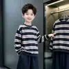 Conjunto de duas peças da moda para meninos, estilo coreano, com moletom listrado de manga longa para primavera e outono e calça casual de perna larga.