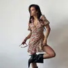 Vestido Feminino Curto de Verão/Primavera 2026 Novo Cruzado Europeu e Americano com Decote V e Mangas Bufantes Cintura Irregular Estilo Retro Francês