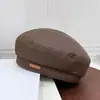 Boina de cuero para mujer nueva de primavera y otoño con logo de metal, impermeable y cálida, hace que la cara se vea más pequeña, sombrero de artista de moda estilo coreano