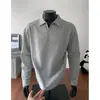 Sudadera tipo polo retro de corte holgado para hombre, camiseta de manga larga con retazos estilo americano, cuello en V, para otoño, en blanco y gris pesado