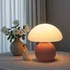 Lámpara de mesita de noche para dormitorio con un diseño de hongo de estilo crema de alta gama, luz nocturna ambiental decorativa de vidrio estilo vintage ins para estudio
