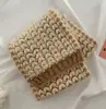 Venta de liquidación de bufandas con 40% de descuento en un puesto, bufandas largas y cortas de hilo de felpa tejido cálido para otoño e invierno en oferta