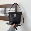 Bolsa Saco Nova Moda Retrô Yuezi para Mulheres 2025 Nicho Simples Casual Bolsa de Ombro de Alta Qualidade Tendência Bolsa Feminina