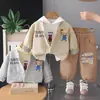 Conjunto de cardigã baseball com capuz de algodão macio estilo cartoon urso coreano para menino, um conjunto estiloso para primavera e outono