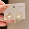 Pendientes de Plata Recubiertos de Oro Real de 14K con Aguja de Plata, Lujo Ligero, Flor de Zirconia y Perla, Pendientes Exquisitos y Elegantes con un Estilo de Nicho