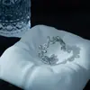 Anillo de Flor de Diamante Brillante Simple de Alta Gama Vintage para Mujer Diseño Abierto Anillo de Encaje de Lujo Ligero Suministro Exclusivo Transfronterizo
