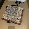 Bufanda de Seda Elegante y Versátil para Mujer, 70% Terciopelo, Nuevo Estilo de Alta Gama, Bufanda Cuadrada Pequeña, Bufanda de Cuello con Estampado Vintage, Bufanda Clásica para Primavera y Otoño