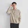 Além disso, o Suéter de Tricô com Gola Polo Masculino Outono 2026 é um suéter de puxar texturizado de modelagem solta com gola virada, adequado para uso casual.