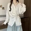 Camisa feminina de base acetinada com gola cruzada e manga longa, para primavera e outono, plus size, modeladora, com amarração na cintura, top casual