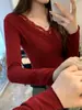 Estilo Leve e Maduro Outono e Inverno Look Emagrecedor Camiseta Básica Gola V para Mulheres com Renda Preta Sexy Costurada Top de Manga Longa