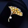 Elegante Broche de Hoja de Ginkgo para Mujer, Gama Alta, Exquisita Flor de Cristal, Accesorios de Pines de Diseño de Nicho de Lujo Accesible
