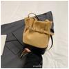 Bolso Pequeño Retro de Ante para Otoño e Invierno para Mujer 2026 Nuevo Bolso Cruzado Casual Versátil Bolso de Hombro Tipo Cubo de Moda