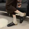 2026 Nuevo Modelo Slip-On Zapatos Retro Peludos de Felpa Estilo Británico Suela Plana Otoño Invierno Versátiles Zapatillas de Punta Cerrada con Suela Gruesa para Mujer