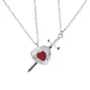 Collar de Acero Inoxidable para Pareja Corazón de Espada Nuevo Estilo Europeo y Americano Colgante Ecológico Personalizado con Forma de Corazón Líquido Corazón de Melocotón Antidesvanecimiento