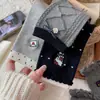 Calcetines grises para mujer con colgante de gato bordado de dibujos animados, lazo, longitud hasta la mitad de la pantorrilla, etiqueta de tela estilo coreano, encaje de lunares, calcetines apilados
