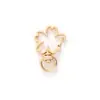En stock venta al por mayor hebilla de gancho de metal irregular colgante de joyería accesorios diy galvanizado que conserva el color llavero de flor de cerezo pequeño hecho a mano