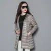 Nueva Chaqueta Ligera de Plumas 2025 para Mujer, de Longitud Media, Tallas Grandes, Estilo Coreano, Pluma de Pato Blanca, Abrigo Ligero con Capucha, Moderno