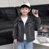 Jaqueta corta-vento com capuz infantil para primavera e outono 2026 Outono Novo Estilo Coreano Jaqueta Casual Fria para Bebê Top