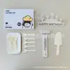 Set de vajilla desechable para pastel, incluye seis piezas, para fiestas de cumpleaños; fabricante de cuchillos, tenedores y platos para pastel; set de caja de regalo