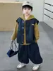2222 Conjunto de Tres Piezas Chaleco de Cuero para Niños 2026 Nuevo Estilo Coreano Primavera/Otoño Sudadera con Capucha y Pantalones Deportivos Rayados para Niños