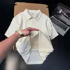 Camisa Polo Jacquard Texturizado Branca de Manga Curta para Homem, Design de Rua Americano para o Verão, Camiseta com Gola de Rebite