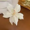Grampo de Cabelo Flor de Lírio Simulação de Tecido Estilo Coreano Moda Versátil Presilha Bico de Pato para Mechas Laterais Estilo Festivo Acessórios de Cabelo Elegantes para Mulheres