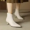 Botas de tornozelo da moda estilo coreano, bico V, couro bovino de primeira camada, salto de gato, bico fino, zíper traseiro, salto agulha, salto médio, forradas de fleece para mulheres