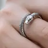 Anillo pequeño de serpiente retro para hombre, estilo fresco, anillo para dedo índice de serpiente espiritual, anillo abierto de imitación de plata tailandesa de moda para hombre