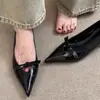 Zapatos Mary Jane sin cordones de punta fina en charol con lazo, nuevo estilo francés 2026 con diseño calado para mujer