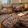 Conjunto de cama de quatro peças em gaze de camada dupla estilo nórdico, adequado para dormitórios estudantis, camas de solteiro ou casal, incluindo uma capa de edredom e um lençol de cama, e pode ser usado em todas as quatro estações