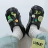 Zuecos nuevos y simples antideslizantes para niñas, pantuflas versátiles para uso exterior, baño, enfermera, diseño de dibujos animados fresco y transpirable
