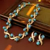Aretes y Collar de Plata con Incrustaciones de Diamante y Turquesa Cadena para Clavícula Versátil de Moda Retro Lujo Ligero Nicho Conjunto de Alta Gama para Mujeres