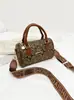 2026 Nuevo Estilo Casual Versátil Correa Ancha para Hombro Bolso Cruzado de un Solo Hombro Bolso Boston con Estampado Retro Almohada para Mujer