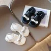 Sandálias Novas de Menina Primavera 2025 Moda Coreana Sapatinhos de Princesa com Laço Sandálias Fechadas para Crianças e Chinelos