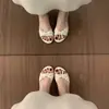Temporada do Primeiro Encontro: Sandálias de Encaixe Abertas Estilo Ballet Suave, Novidade para o Verão de 2026, Sandálias com Salto Anabela e Laço de Cetim Francês