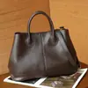 Bolsa de mão elegante 2026 de couro genuíno para mulheres, bolsa de ombro vintage, bolsa tote versátil de grande capacidade, exportação transfronteiriça