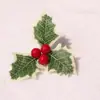 Atacado e varejo de fábrica Acessórios para guirlanda de Natal de folha verde e fruta vermelha Pingente para árvore de Natal Presente de feriado