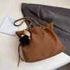 Bolso de cubo retro de gran capacidad para mujer, nueva colección otoño/invierno 2026, bolso de hombro con cadena a la moda, bolso cruzado de nicho para el día a día