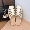 Sandalias retro negras nuevas de suela blanda para uso exterior, zapatos slip-on calados, pantuflas de punta cerrada verano 2026, nuevo diseño tejido