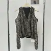 Camisa Ruoxin estilo francês com decote V, estampa de leopardo, ombro a ombro, manga longa, para mulheres, outono de 2026, moderna, rejuvenescedora, caimento solto, modeladora e adequada para o trabalho
