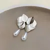 Pendientes de perla con colgante de gota de agua de aguja plateada, lujo ligero, alta gama, modernos, pendientes sencillos, accesorios para orejas únicos y exquisitos