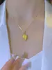 Collar con colgante de durian con diseño de moda de nicho galvanizado en oro real para mujer, collar de durian de lujo ligero con temperamento rojo neto y sin olvido.